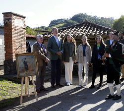La Familia Real junto al resto de autoridades y personalidades durante la interpretación musical del gaitero Vicente Prado "El Praviano"